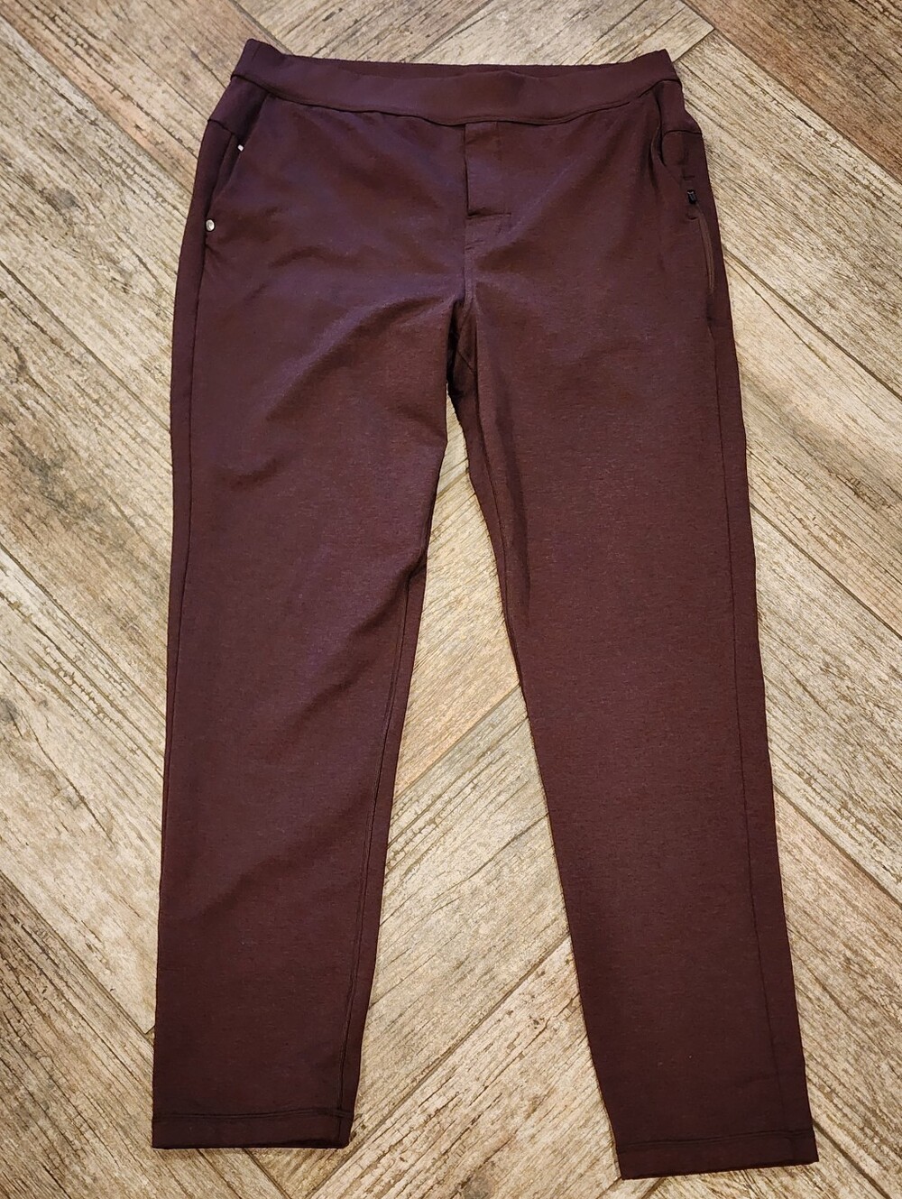 Vuori Men's Wine Color Performance Joggers Size L